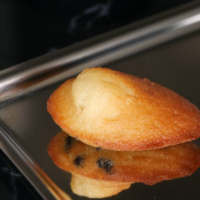 Instagram WAKE UP : Madeleines aux pépites de chocolat sur un plateau en inox