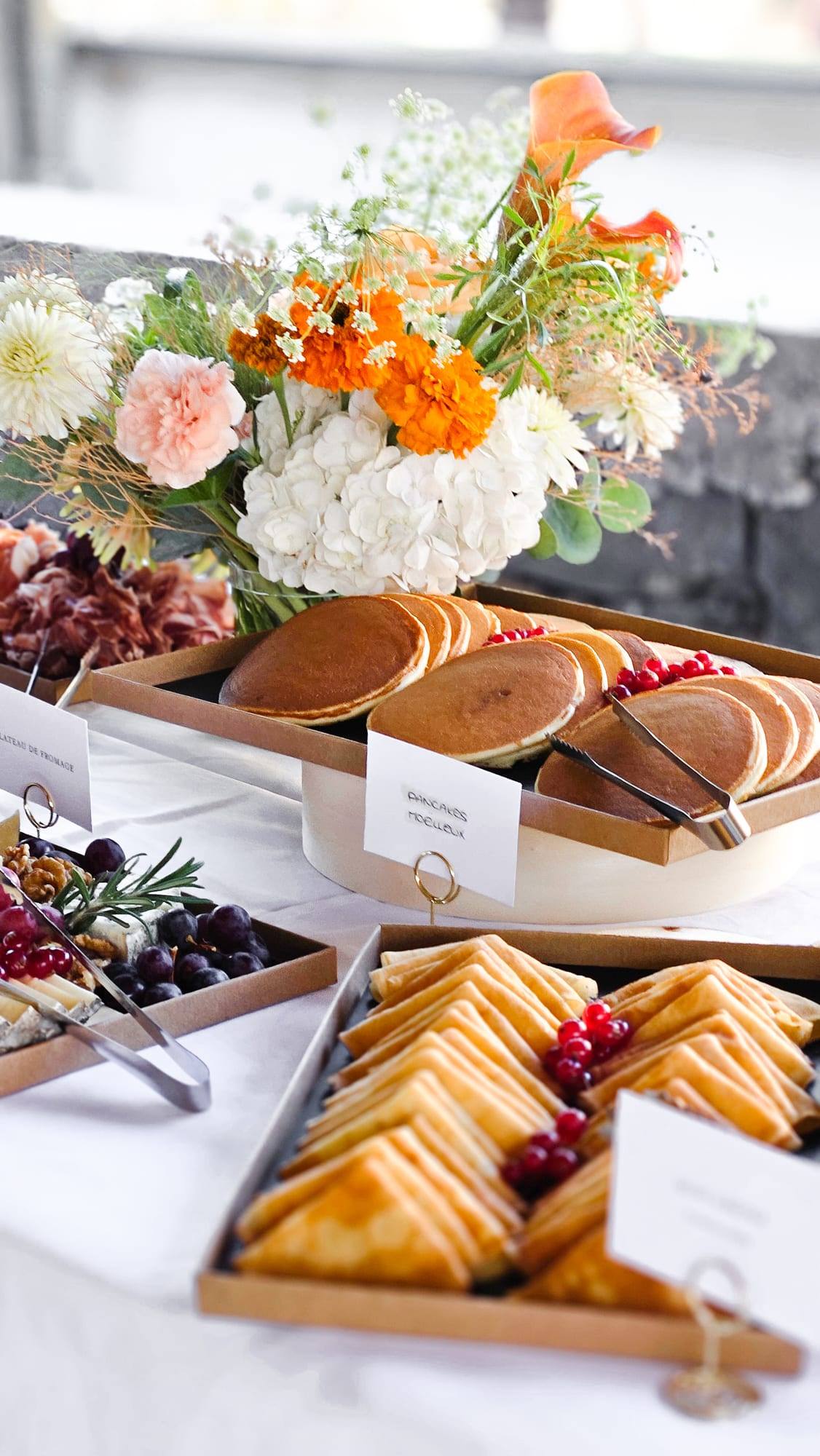 Buffet de brunch fleuri : pancakes, charcuterie et fruits pour un lendemain de mariage